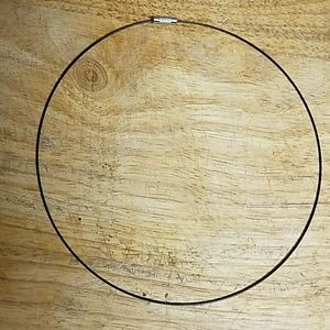 Colored twisted wire choker with silver closure